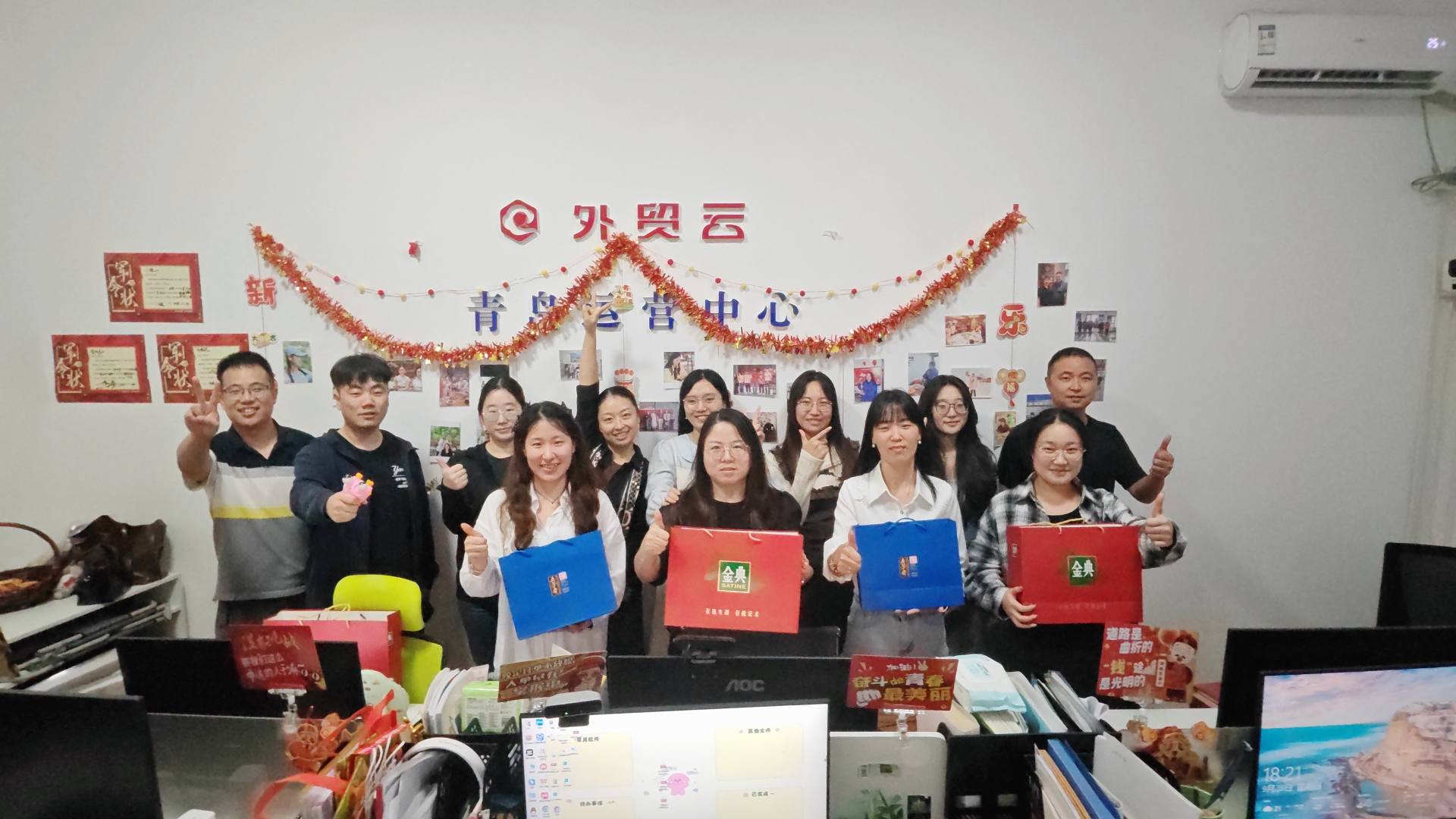 ماؤتونگ نے قومی دن اور وسطی کے وسط کے تہوار کا جشن منایا