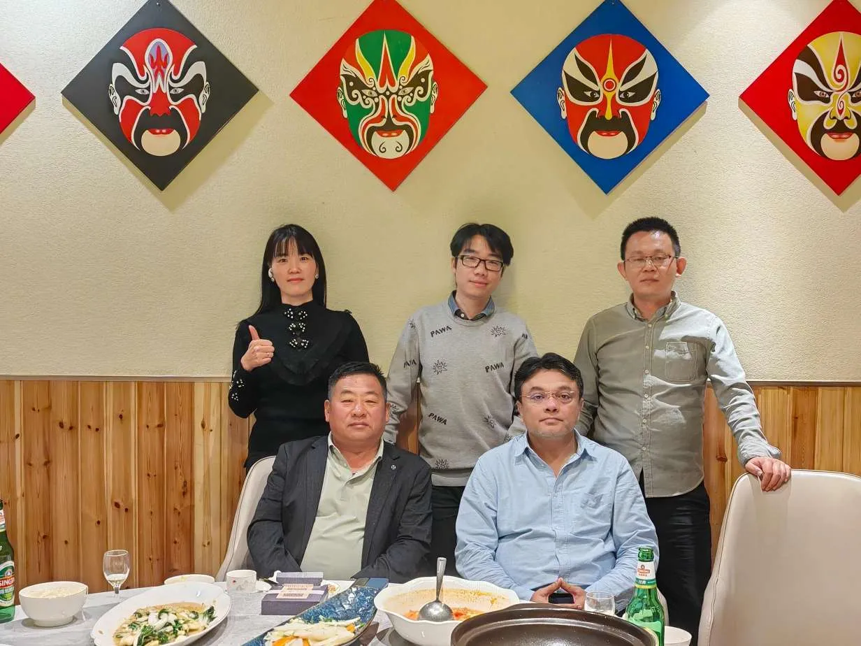 ہمارے ہندوستانی شراکت داروں کو فیکٹری میں خوش آمدید کہتے ہوئے بہت خوشی ہوئی