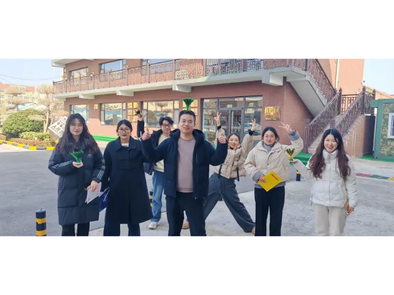 لنچ کے بعد موٹونگ آؤٹ ڈور شٹلکاک لات مار رہا ہے