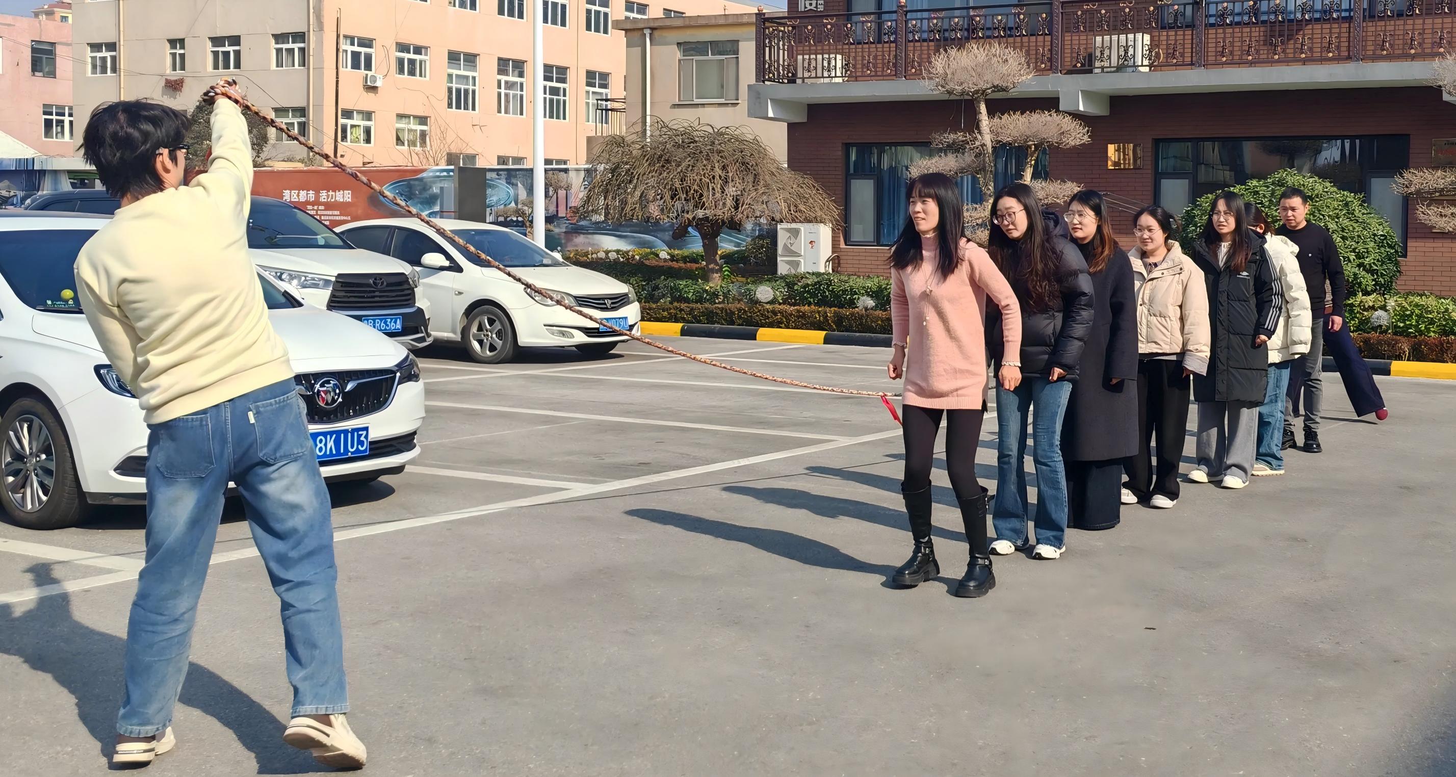 Maotong نے تفریحی ٹگ آف وار اور جمپ رسی پکڑی ہے۔