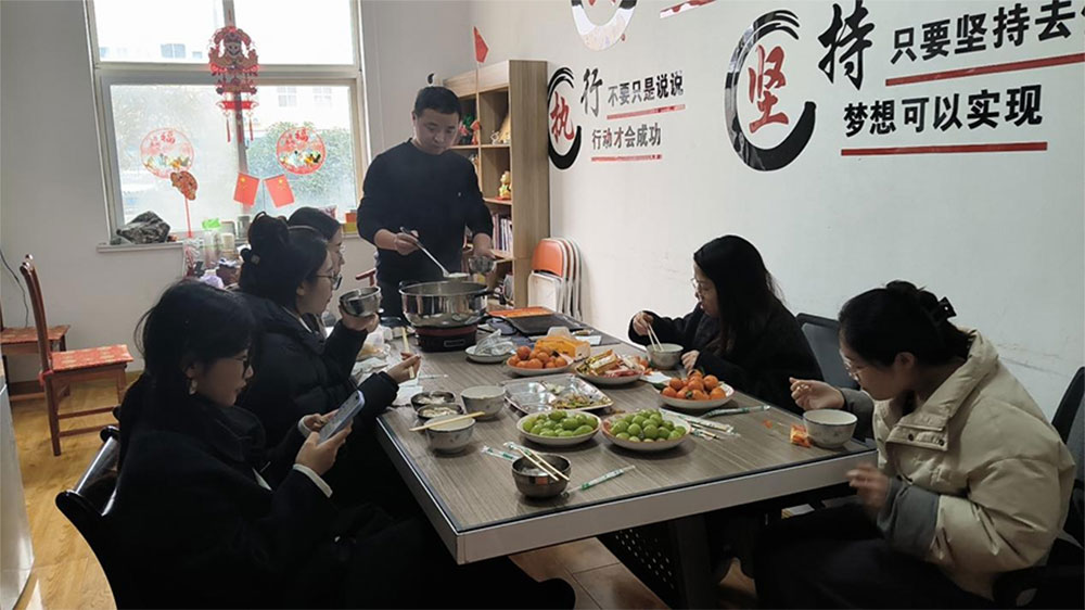 لالٹین فیسٹیول لنچ: دفتر میں تانگیوان اور ٹیم وائبس